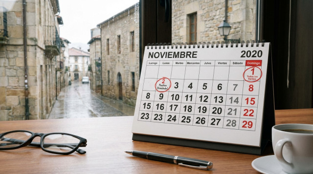 calendario de mesa señalando el 1 de noviembre en domingo y el lunes 2 de noviembre en una oficina en España