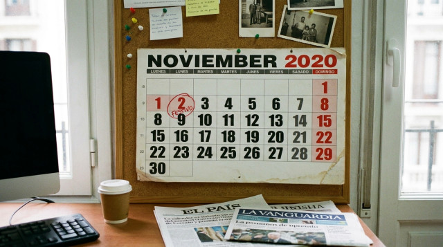 Vista de un calendario laboral de noviembre con el día 2 marcado como festivo en contraste con el domingo 1