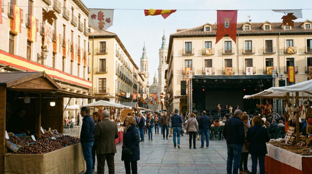 Vista panorámica de una plaza céntrica española decorada con motivo de los festivos de octubre y el puente del Pilar